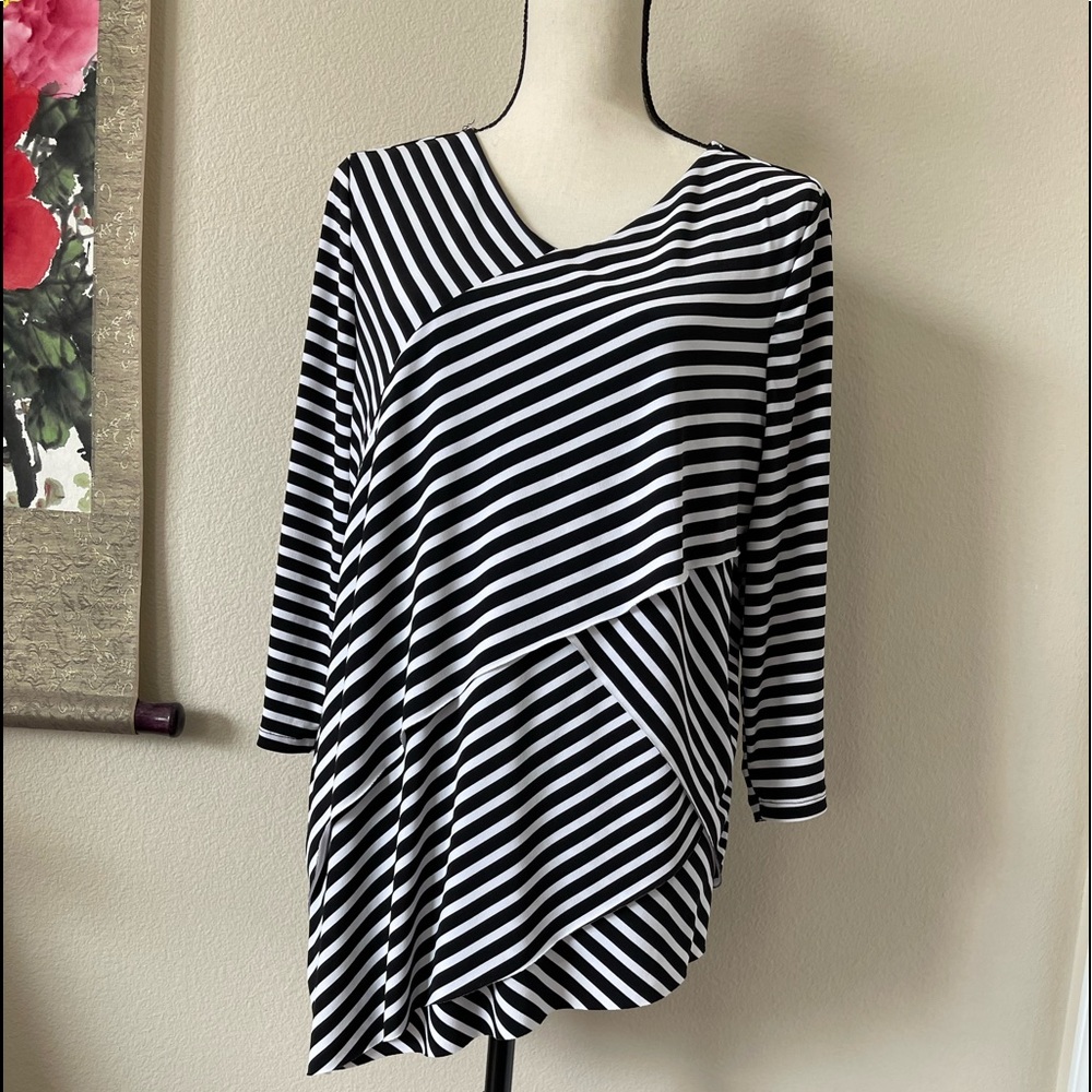 Chico Traveler size 2 in Black & White polyester type fabric.